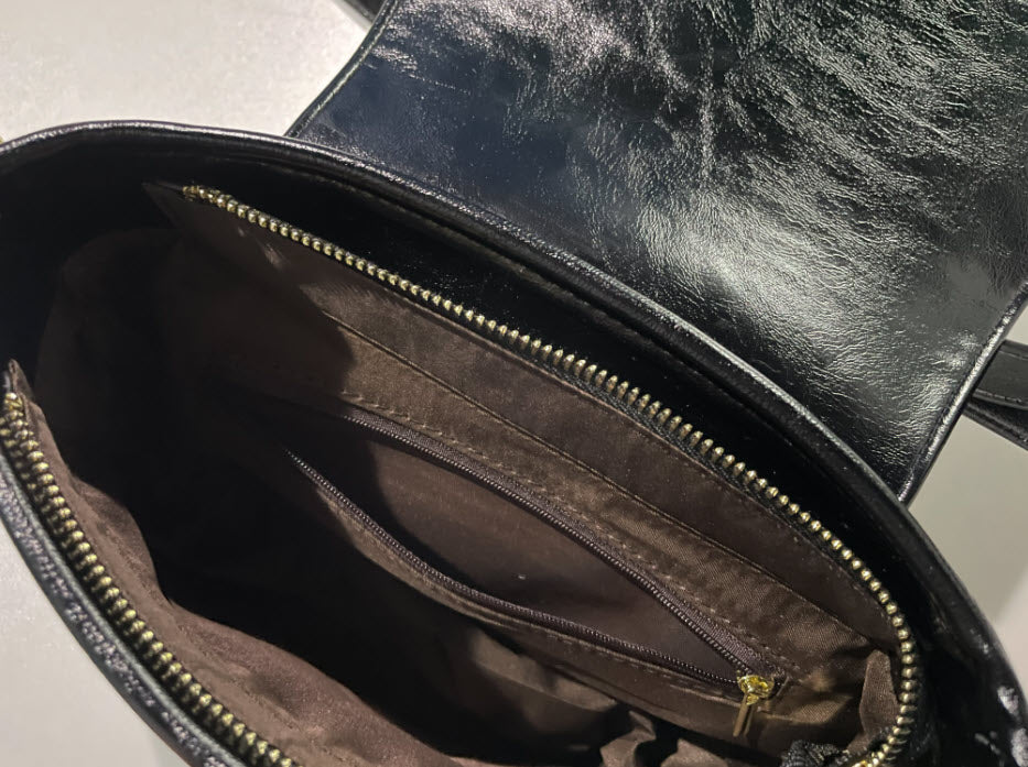 Inside sadedlebag purse with zipper pocket